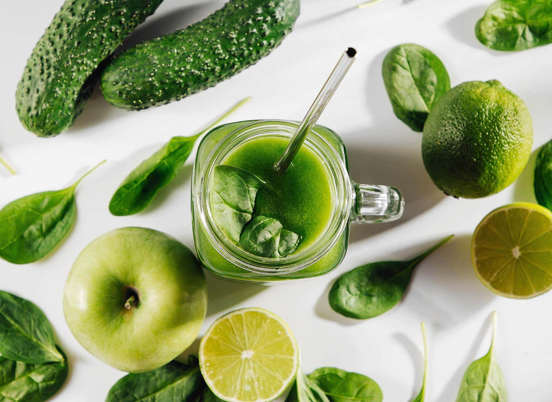 Grüner Smoothie mit Spinat, Gurke, Apfel und Limette – Symbolbild rund um den Begriff Detox