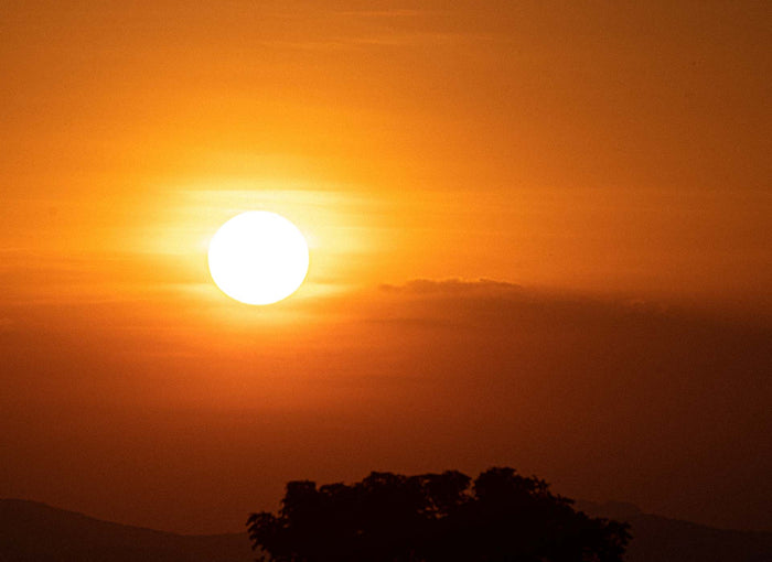 Sonne am Himmel hinter Wolken – Sonnenlicht als natürliche Quelle von Vitamin D