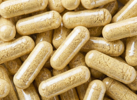 Gelbliche Kapseln in Nahaufnahme – Vitamin B12 als besonderes B-Vitamin
