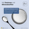 Löffel und Schale mit weißem Pulver auf hellem Hintergrund, Text zu Kohlenhydrat-Elektrolyt-Lösungen - tragen zur Aufrechterhaltung der Ausdauerleistung bei längerem Ausdauertraining bei